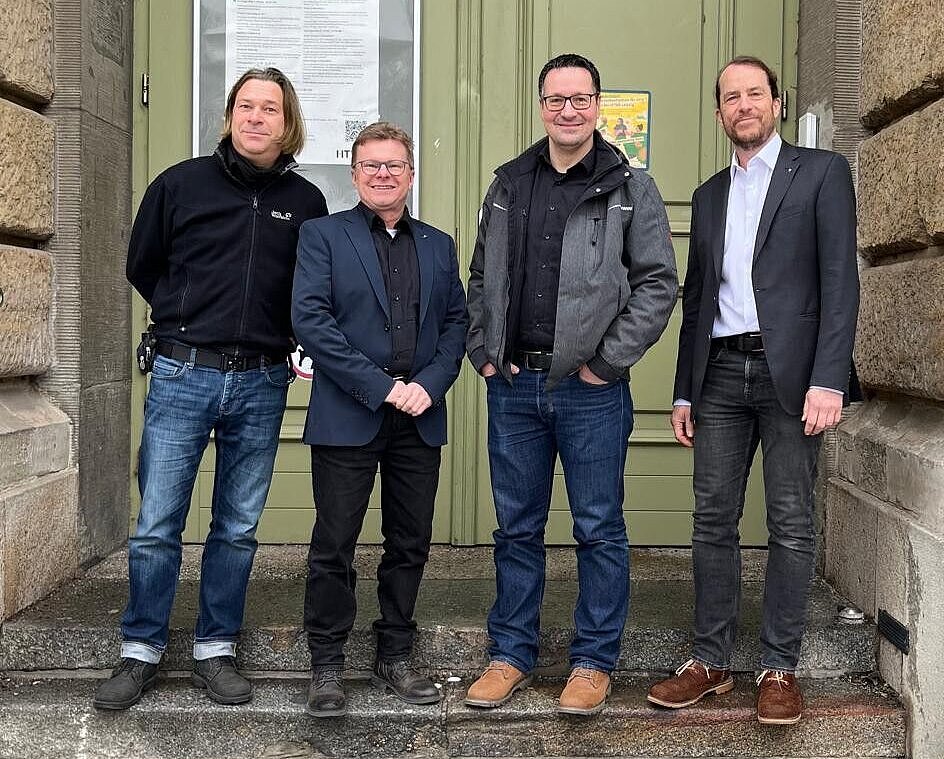 AS-Interface Gruppenbild des ASI-Laborteams der HTWK Leipzig mit Prüfer der internationalen ASI-Vereinigung vor dem Wiener-Bau