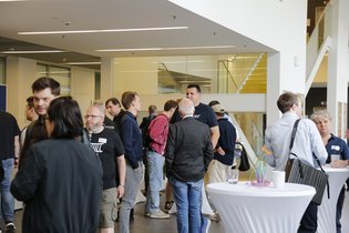 AM³-Symposium Menschen im Foyer des Nieper-Baus beim Netzwerken