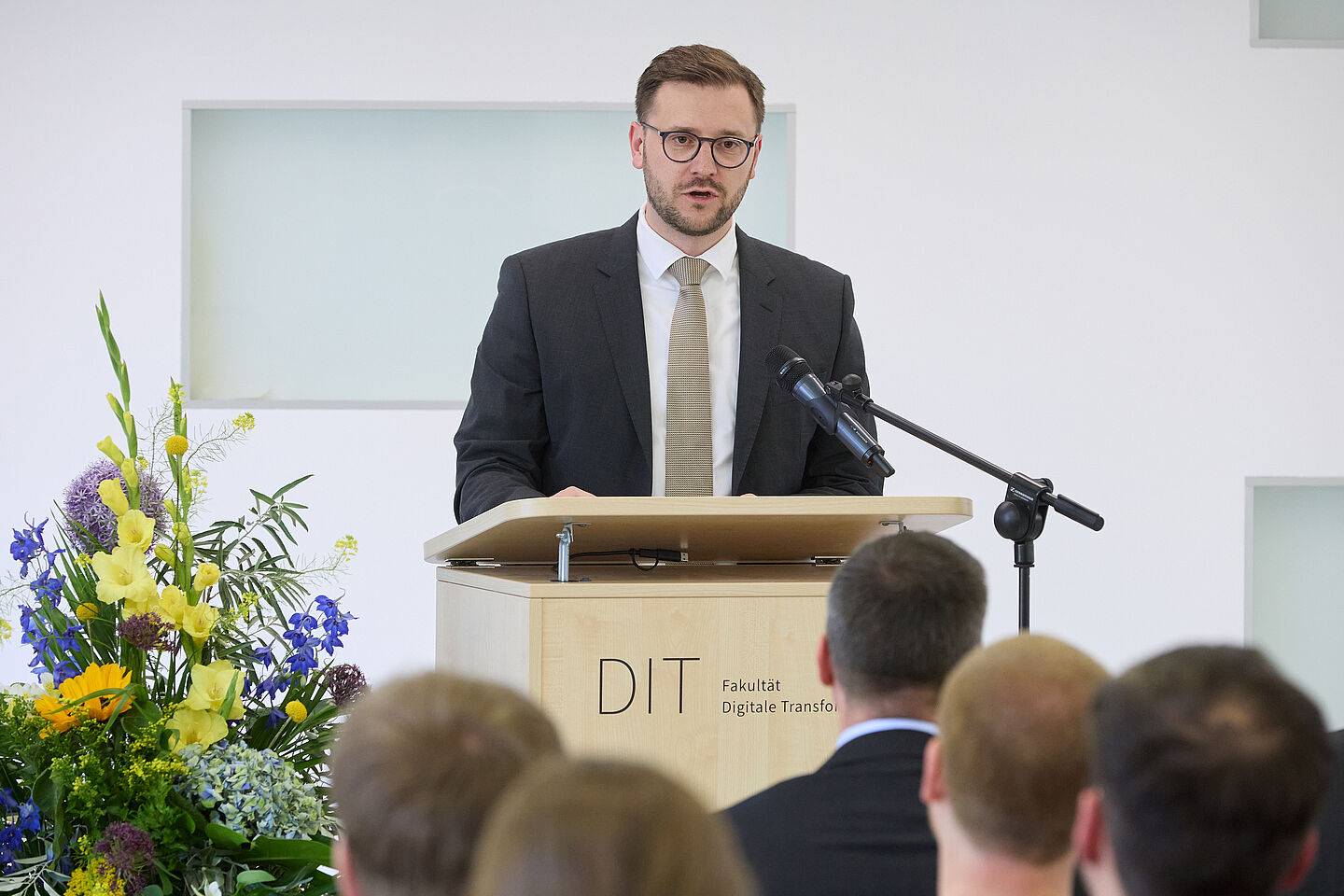 Felix Elflein Felix Elflein von ECS überbringt ein Grußwort aus der Praxis