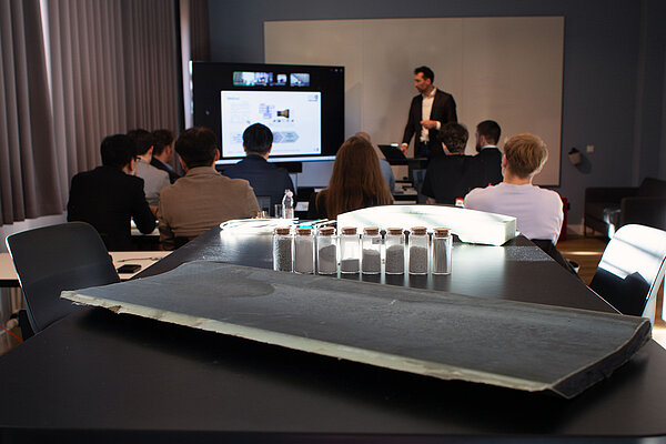 ein Mann hält einen Vortrag vor Publikum