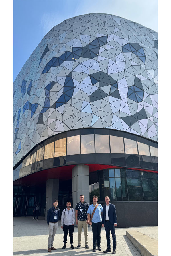 Gruppenfoto im Hintergrund das silber glänzende Gebäude der Ingenieurwissenschaftlichen Fakultät der York Universität in Toronto