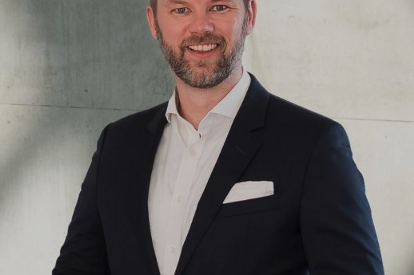 HR Innovation Portraitfoto eines Mannes im Anzug