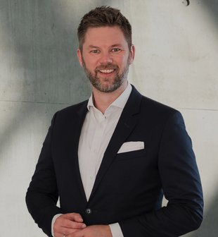 Portraitfoto eines Mannes im Anzug