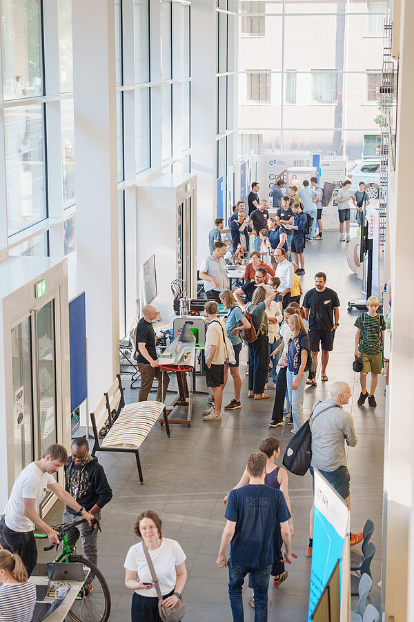 Foyer Nieper-Bau Blick auf das Foyer des Nieper-Baus mit Besuchenden und Ausstellenden