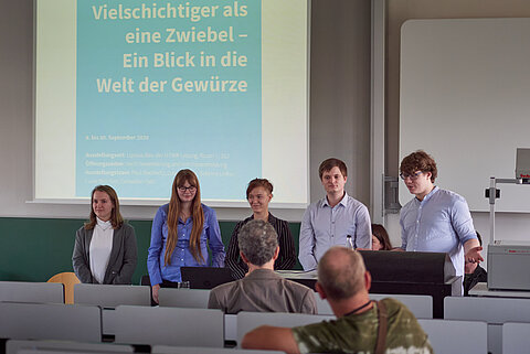 Vorstellung der Ausstellung "Ein Blick in die Welt der Gewürze" Das Ausstellungsteam berichtet den Gästen um was es gehen wird