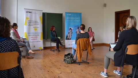 Zu sehen sind die Teilnehmerinnen des Career Talks "Karrierewege und -tipps für HTWK-Frauen"