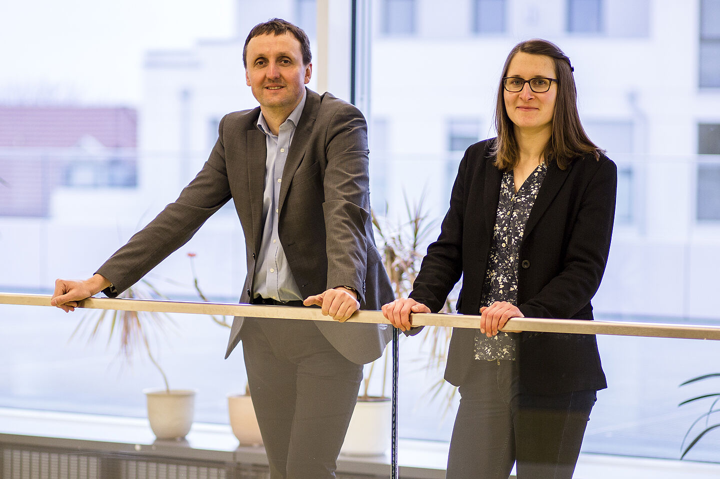 Grit Teichgräber mit dem Betreuer ihrer preisgekrönten Arbeit, Prof. Holger Müller. (Foto: Robert Weinhold/HTWK Leipzig).