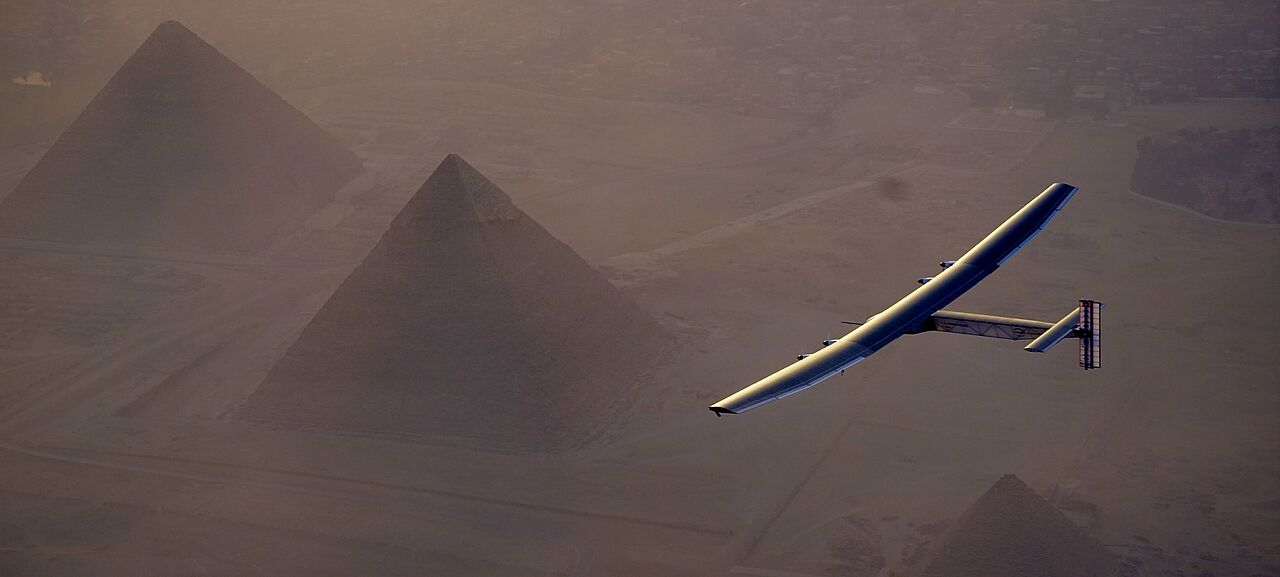 Solar Impulse beim Überflug über die ägyptischen Pyramiden 2016