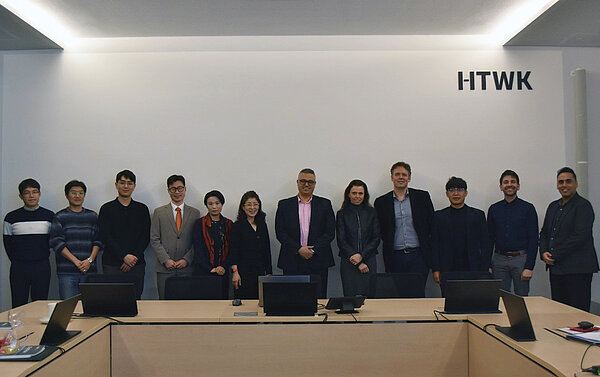 Biosensor-Kolloquium an der HTWK Leipzig mehrere Männer und Frauen aus Asien und Deutschland stehen aufgereiht nebeneinandere