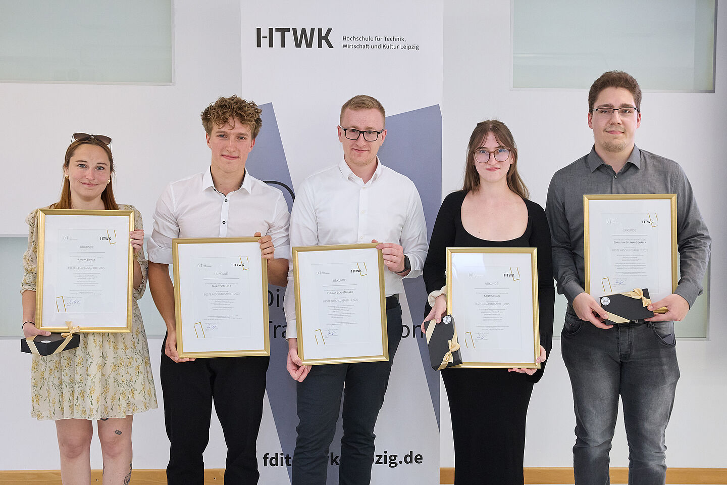 Auszeichnungen für beste Abschlussarbeiteit Studierende erhalten Auszeichnungsurkunden für die beste Abschlussarbeit