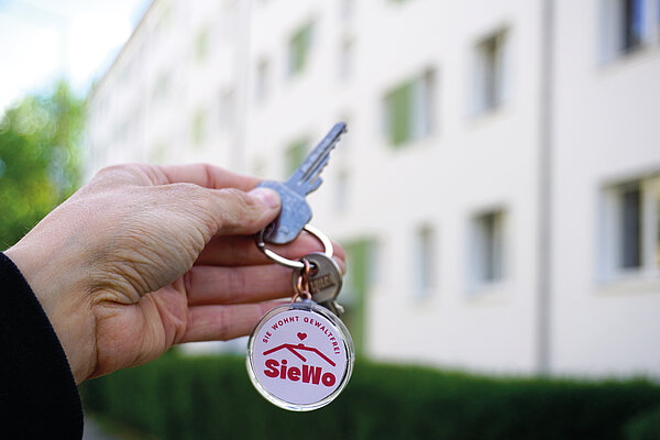 ein Schlüssel mit einem Schlüsselanhänger