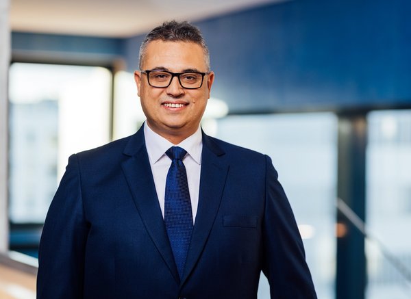 Portrait des Prorektors Forschung und Nachhaltigkeit der HTWK Leipzig: Prof. Faouzi Derbel Lächelnder Faouzi Derbel in der Hochschulbibliothek