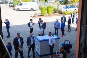 Menschen versammeln sich