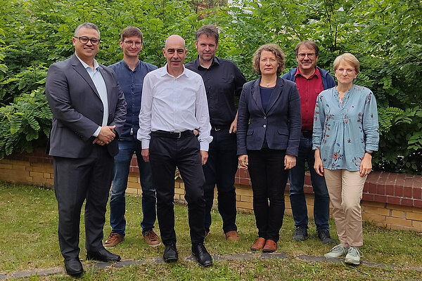 Team Soils@Cities 5 Männer und 2 Frauen stehen auf einer Wiese