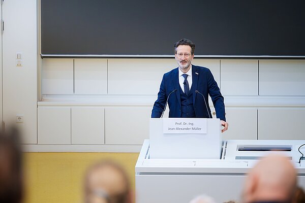 LeiGS Mann steht am Pult