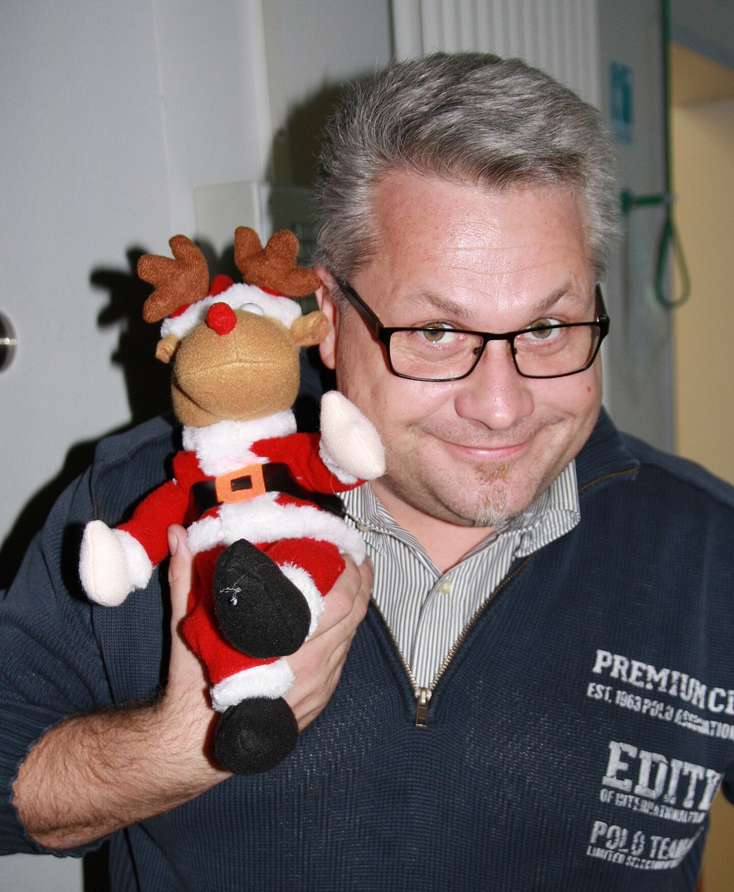 Beste Freunde: Prof. Lutz Engisch mit Rudi. (Foto: HTWK Leipzig)
