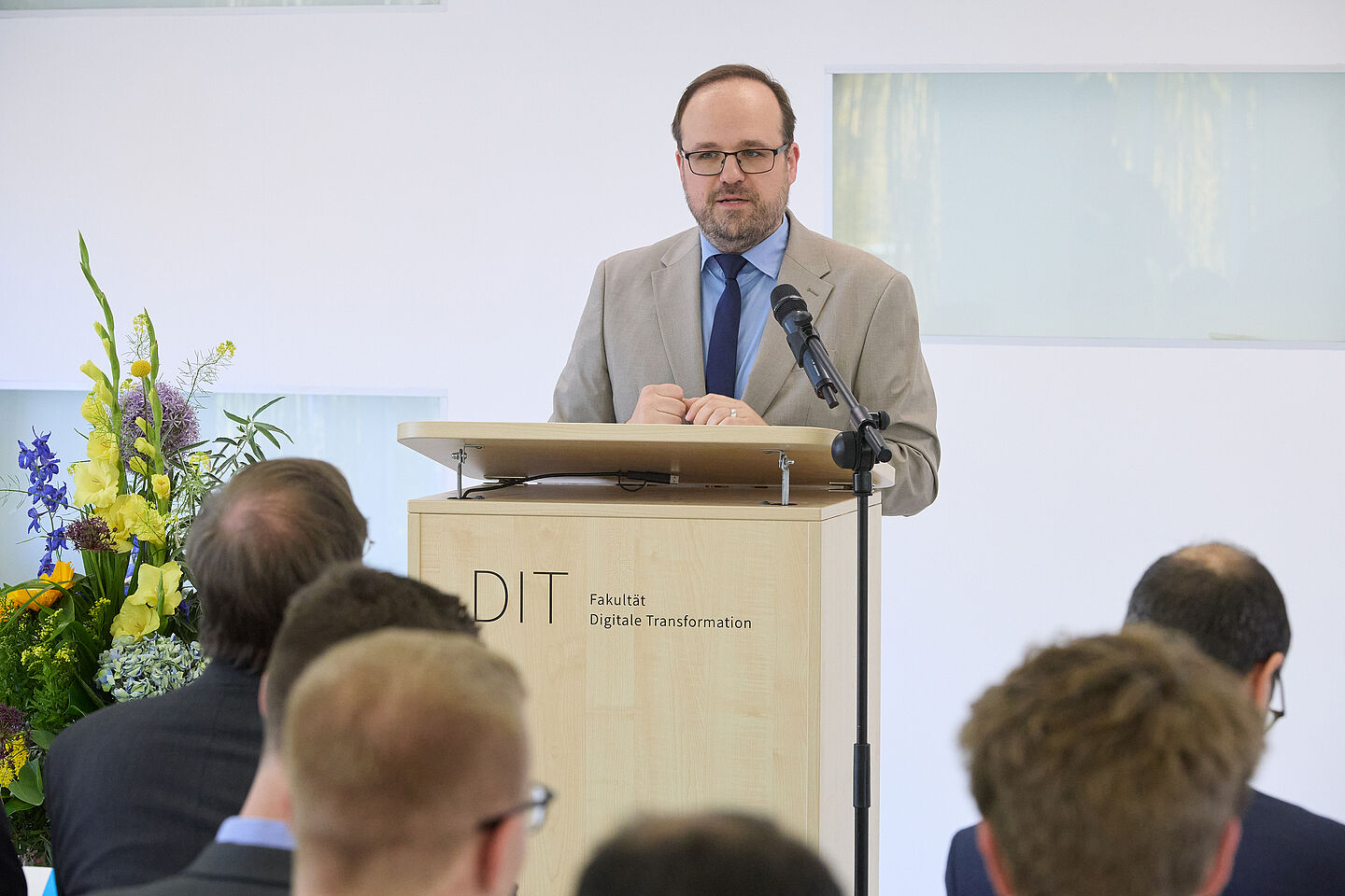 Prof. Oliver Crönertz Dekan Prof. Oliver Crönertz begrüßt die Gäste