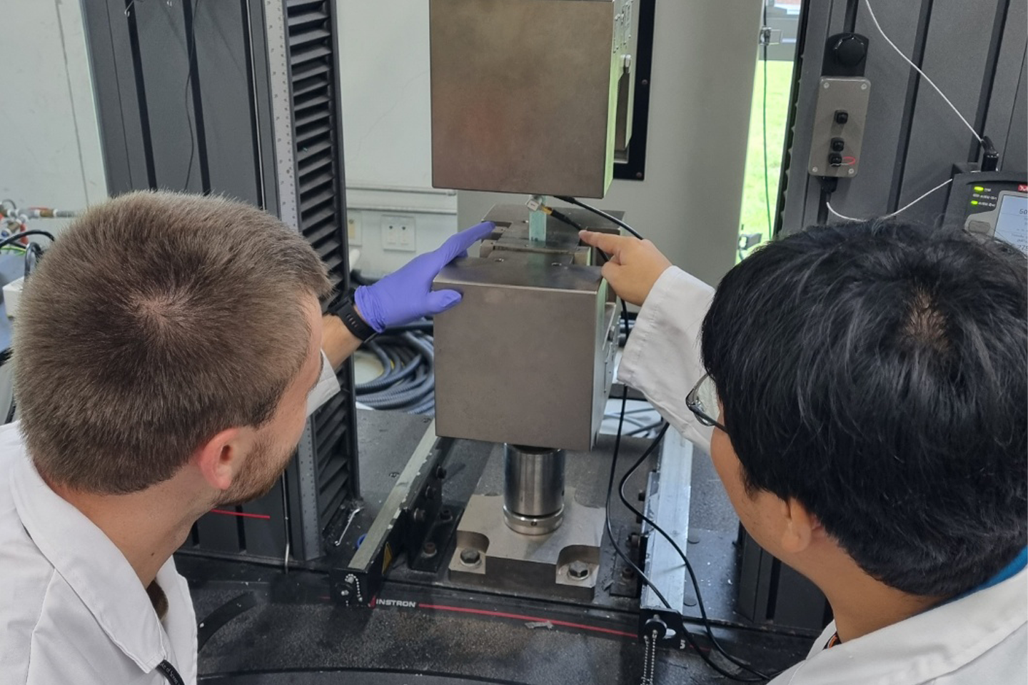 Wissenschaftler arbeiten an Maschine, Nahaufnahme