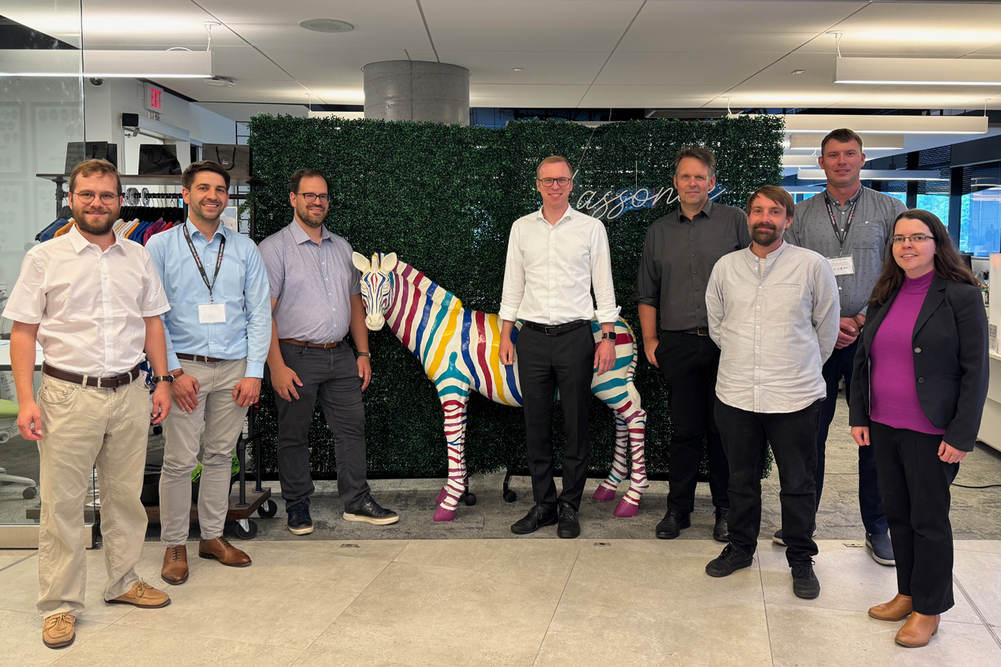 Gruppenfoto mit Workshopteilnehmerinnen im Hintergrund eine Blätterwand, ein buntes PonyModell und ein großer Raum/bei Verlinkung führt der Link zur News